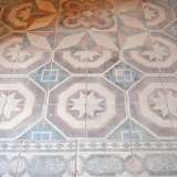 Sul pavimento, infine, sono ancora presenti le originali cementine di diversa tipologia che creano un�elaborata fantasia geometrica (foto di Marcello Mossa)